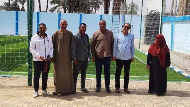 تجديد الملعب الخماسى بمركز شباب الزناقطة بالأقصر بالنجيل الصناعى
