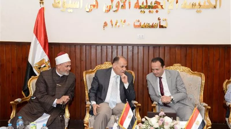 محافظ أسيوط يبدأ أولى زيارته للكنائس للتهنئة بعيد القيامة المجيد