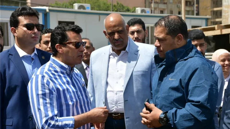 وزير الرياضة يتفقد أعمال التطوير بمركز شباب حدائق القبة