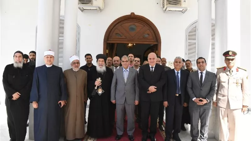 محافظ قنا يزور الأقباط الأرثوذوكس لتقديم التهنئة بعيد القيامة