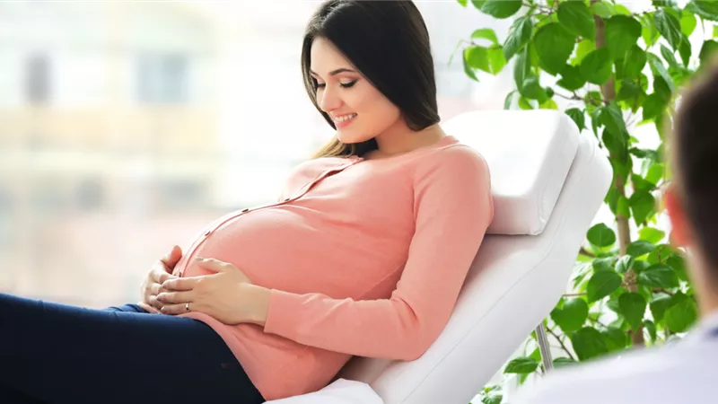 غناء الأم الحامل يساعد جنينها على الكلام.. دراسة تكشف