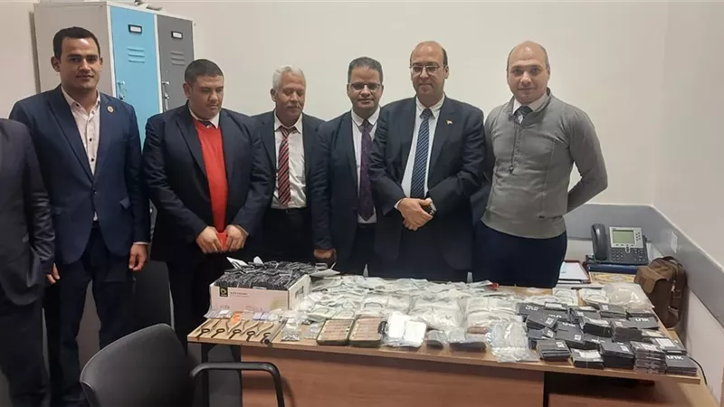 احباط محاولة راكب تهريب ١٦٤٦ عبوة من مستلزمات طب الأسنان