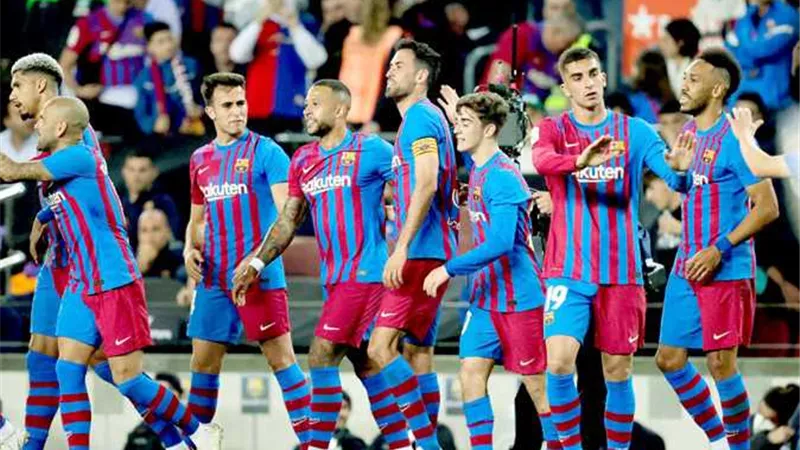 تشافى يعلن قائمة برشلونة لمباراة خيتافي في الدوري الإسباني