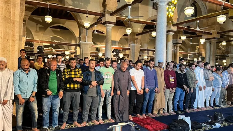 العشاء والتراويح بسورتي الشورى والزخرف فى الجامع الأزهر