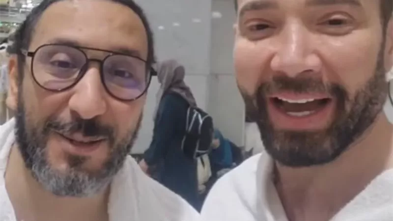 كان فاكرني جن.. رد فعل معتمر عند رؤية تامر شلتوت في الحرم. فيديو