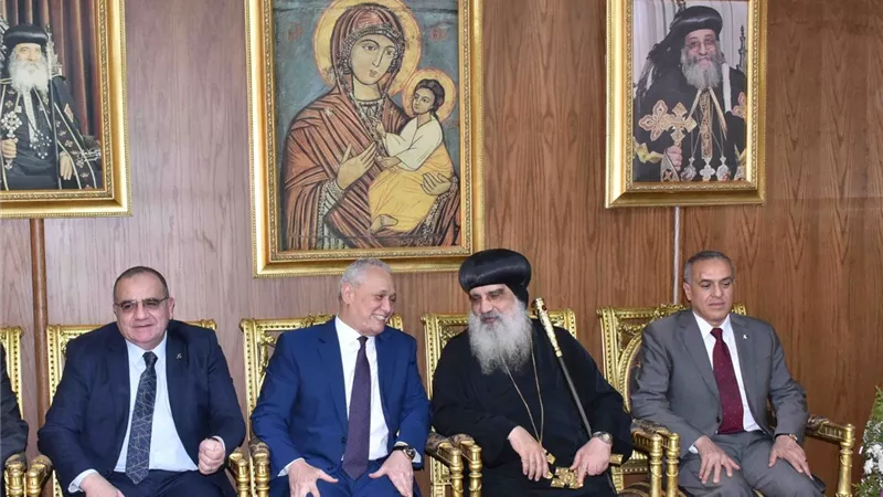 محافظ الأقصرومديرالأمن يزوران الكنائس لتقديم التهانى بعيد القيامة