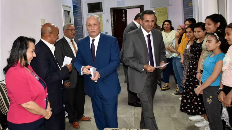محافظ الأقصر يقدم الهدايا لأطفال الجمعيات القبطية فى عيد القيامة