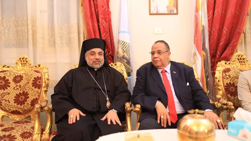 رئيس جامعة الأقصريزوركنائس الطوائف المسيحية للتهنئة بعيد القيامة