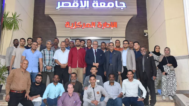 رئيس جامعة الأقصر يشارك العاملين في الجامعة حفل الإفطار السنوي