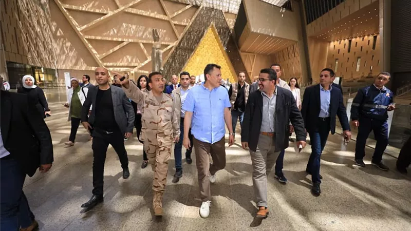 وزير السياحة يقوم بجولة تفقدية بالمتحف المصري الكبير