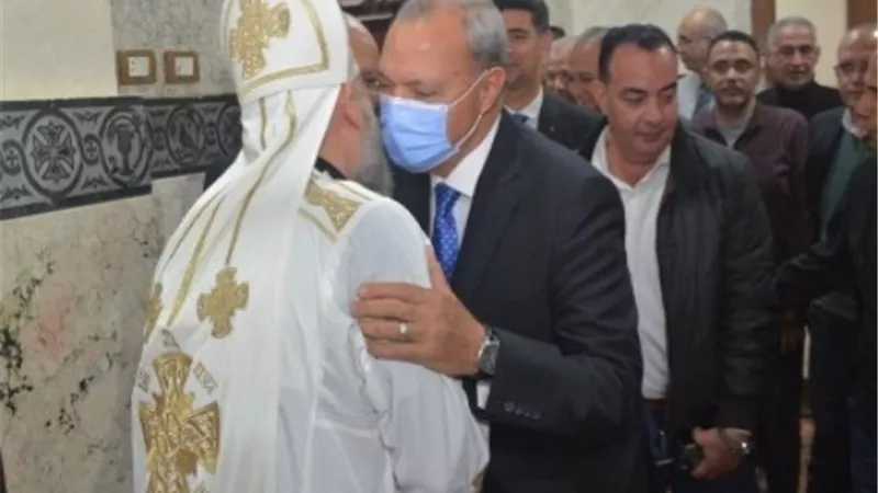 محافظ القليوبية يشارك الأخوة الأقباط إحتفالاتهم عيدالقيامة المجيد