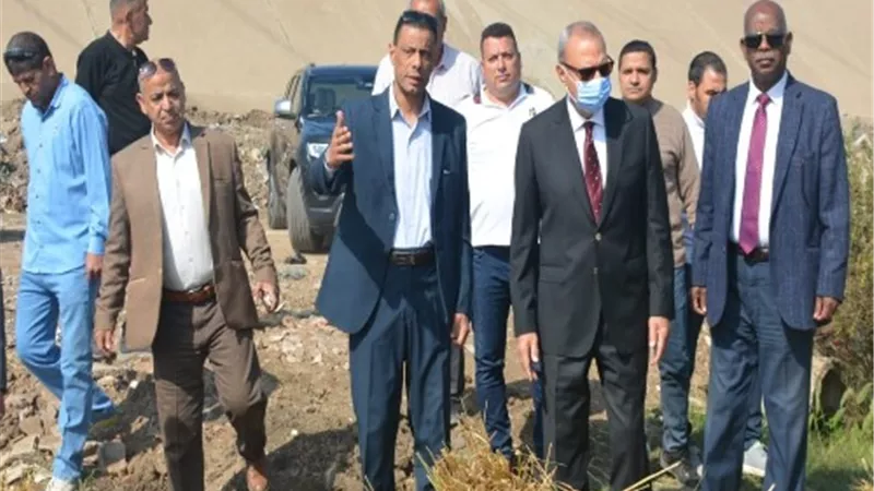 محافظ القليوبية يتابع حصاد القمح ويلتقي المواطنين والمزارعين