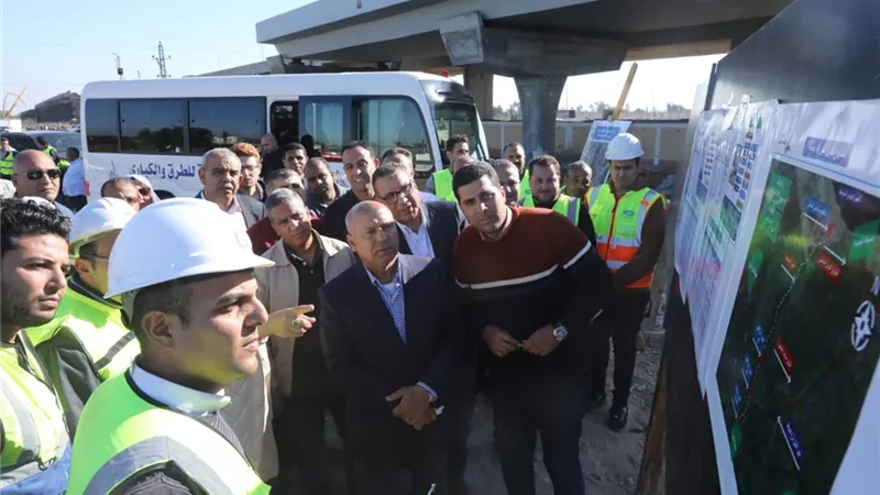 وزير النقل يتابع معدلات تنفيذ مشروعات الطرق والكباري