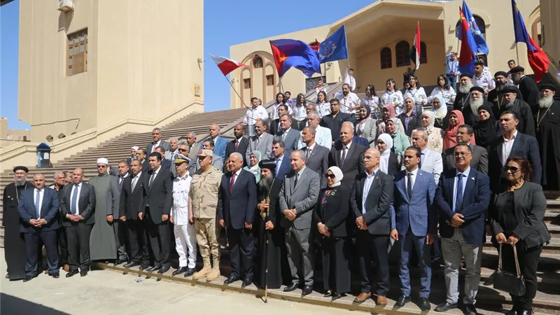 محافظ السويس والقيادات يهنئون الأقباط بعيد القيامة المجيد
