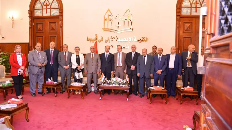 رئيس جامعة أسيوط يزور عدداً من الكنائيس للتهنئة بعيد القيامة