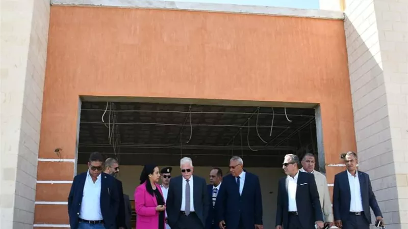 فوده يتفقد الأعمال للقرية التراثية بمنطقة الهجن بشرم الشيخ