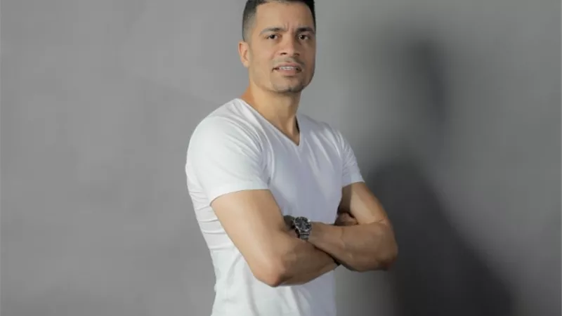 الشاعر إسلام خليل: أرحب بالتعاون مع حسن شاكوش 