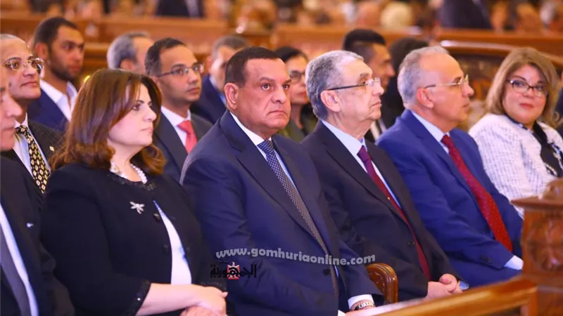 وزير التنمية المحلية يزور الكاتدرائية المرقسية بالعباسية
