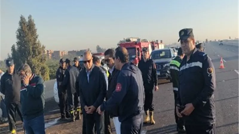 محافظ القليوبية يتابع حادث انقلاب سيارة نقل بطريق شبرا بنها الحر