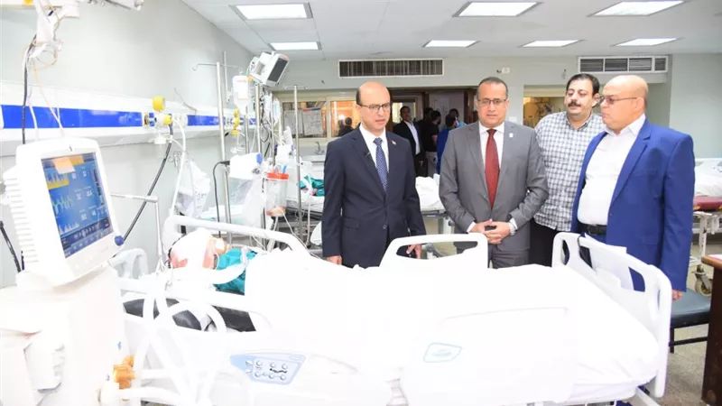 رئيس جامعة أسيوط يطمئن على المصابين بحادث طريق الفرافرة