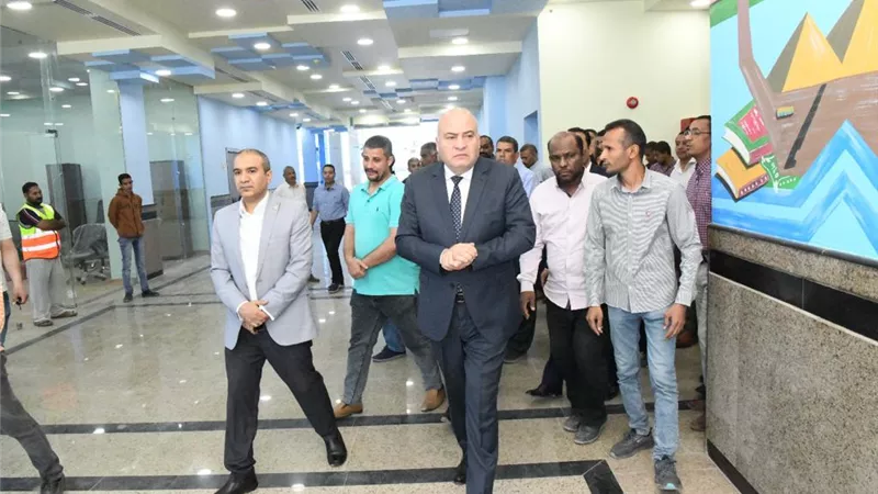 تمهيدا لإفتتاحها .. محافظ قنا يتابع استلام آثاث مكتبة مصر العامة