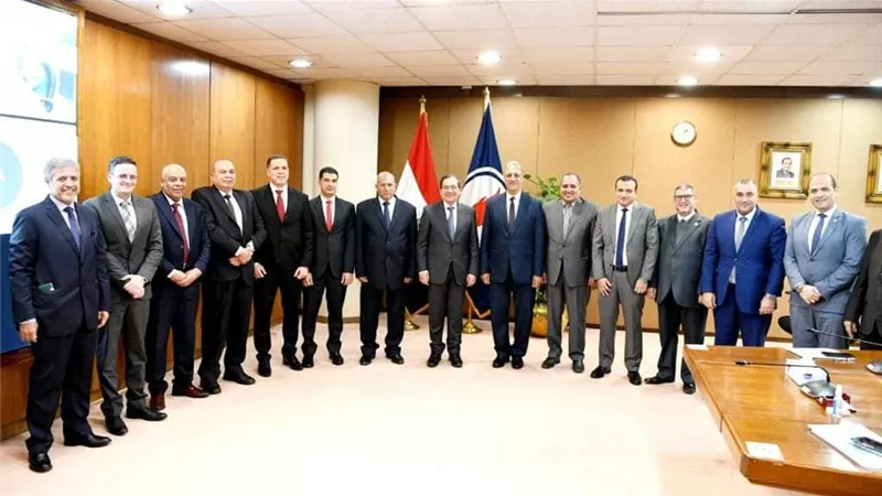 الملا يتابع خطط رفع كفاءة العمليات بين الشركات في الصحراء الغربية