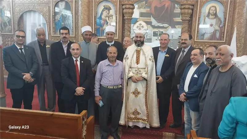خريجي الأزهر بالمنيا يقدمون التهاني بمناسبة عيد القيامة المجيد
