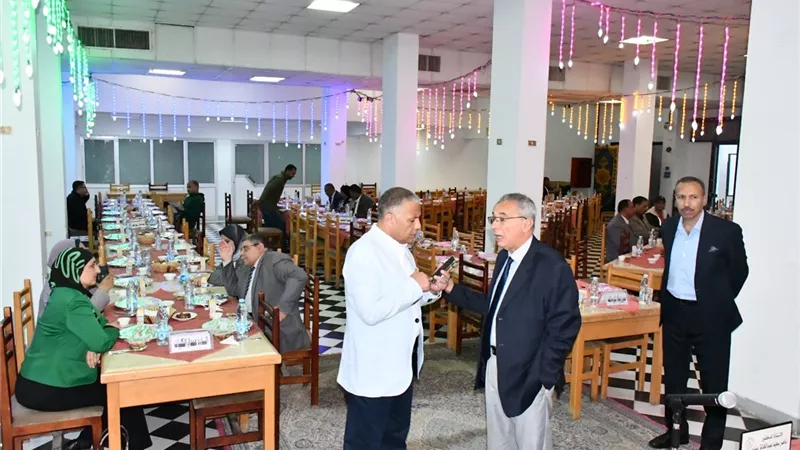 قيادات جامعة القناة تُشارك في حفل إفطار العاملين..صور