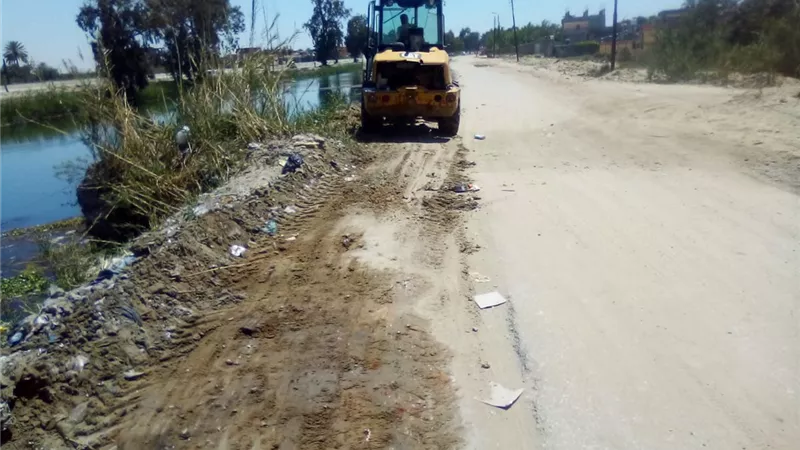 رفع المخلفات والقمامة بالقنطرة غرب في الإسماعيلية