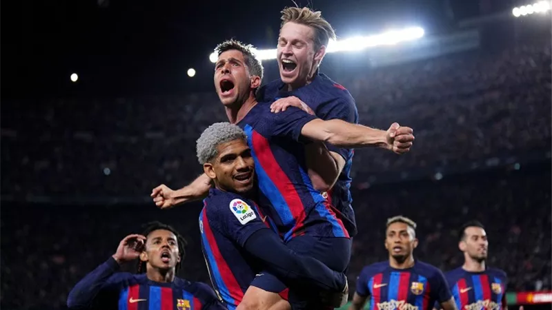 برشلونة يعلن غياب نجم الفريق حتى نهاية الموسم