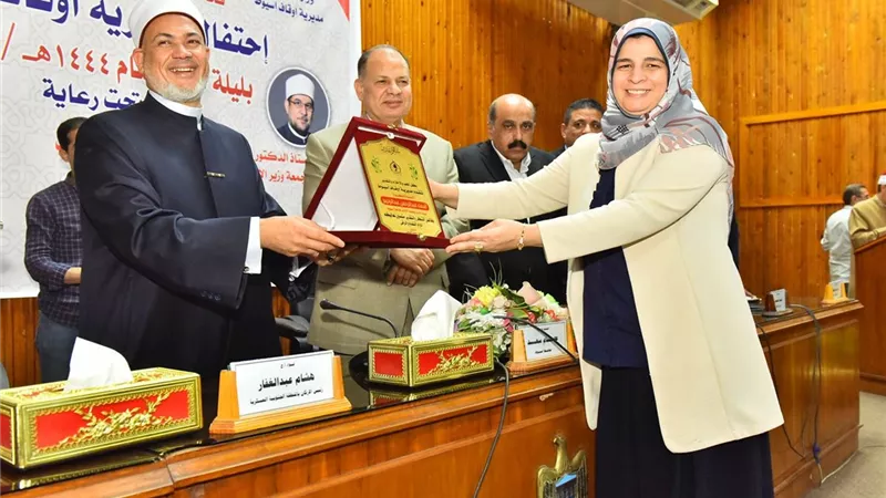 محافظ أسيوط يحتفل بليلة القدر ويكرم حفظة القرآن الكريم
