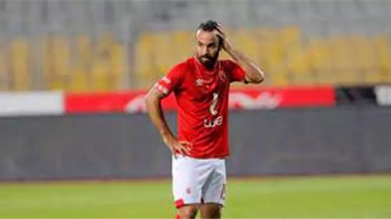 قفشة وقندوسى وطاهر على دكة بدلاء الاهلى امام سموحة