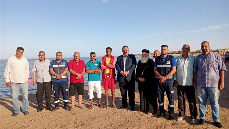 رئيس مدينة سفاجا يتفقد الشواطئ لتهنئة المواطنين بأعياد الرييع