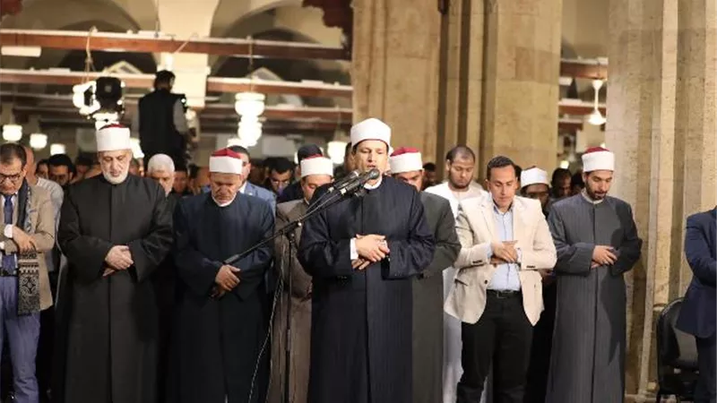 بالصور..أروقة الجامع الأزهر تعجّ بالمصلين في ليلة السابع والعشرين