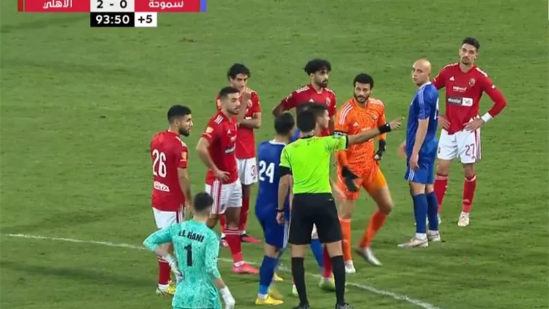 الأهلي ينفرد بقمة الدوري بالفوز بثنائية علي سموحة .. طرد الشناوي