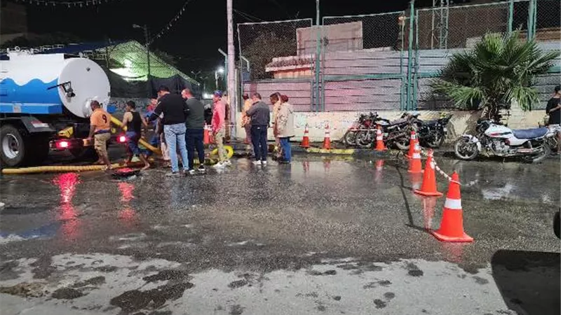 تسريب مياه مفاجئ بخط طريق السادات ببنى سويف