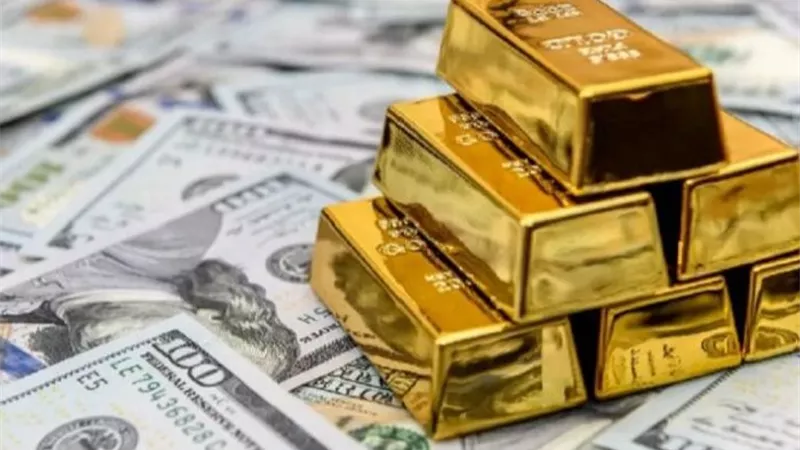 ضعف الدولار يعزز من ارتفاع الذهب