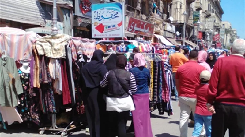 زبائن اللحظات الاخيرة انعشوا سوق الملابس بالاسكندرية