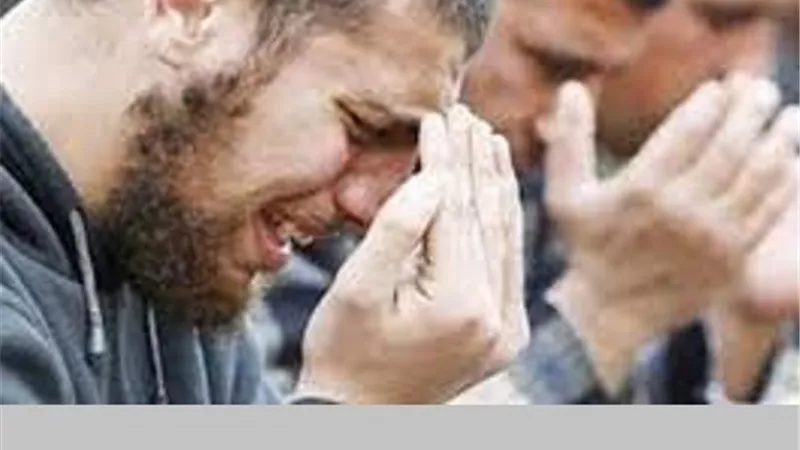 صَلَاةُ الْقَاعِدِ عَلَى النِّصْفِ هل تنطبق على المعذور