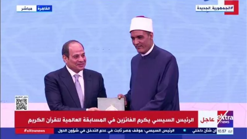 محافظ كفر الشيخ يهنئ المحفظ المثالي عقب تكريمه من الرئيس السيسي