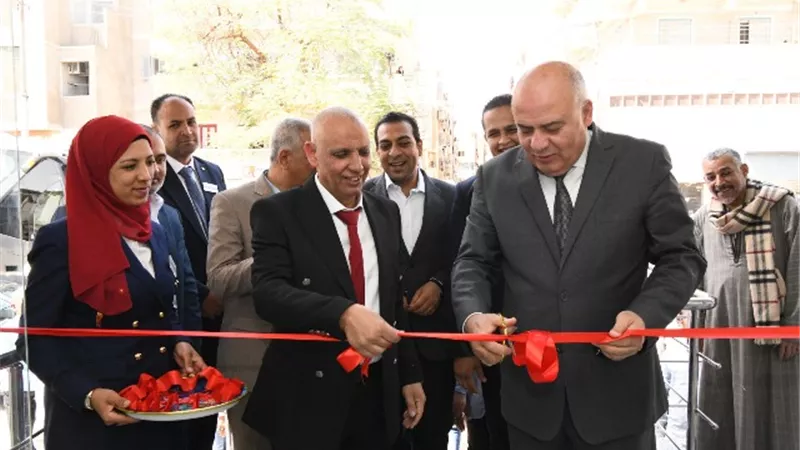 محافظ قنا يفتتح مركز خدمة عملاء شركة مياه الشرب