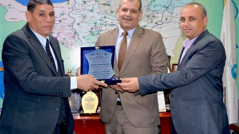 كلية تكنولوجيا الصناعة والطاقة.. تكرم رئيس مياه الفيوم
