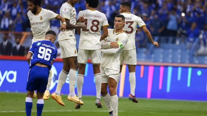 رونالدو يشارك في خسارة النصر أمام الهلال بديربي الرياض - فيديو
