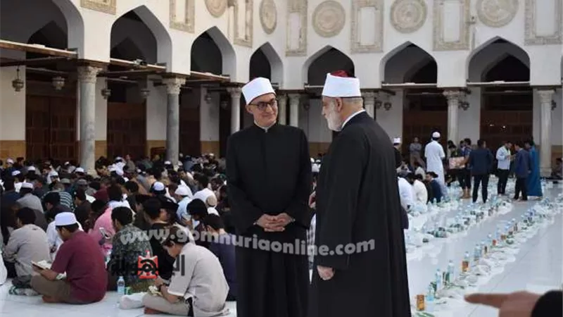 ما من موضع قدم في رحاب الأزهر إلا وفيه من يسجد أو يقرأ القرآن