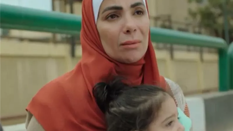 بعد وفاة والد زوجها.. منى زكي تنتظر انتقال الوصاية على أولادها