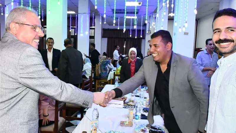رئيس جامعة قناة السويس يشهد حفل الإفطار الجماعي لاتحاد الطلاب