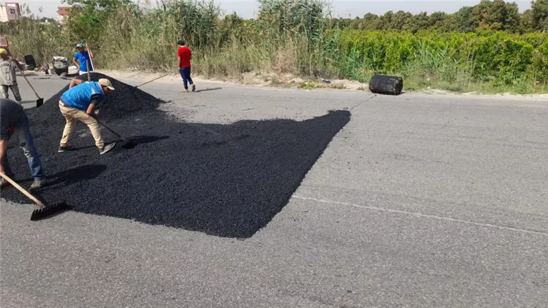 إصلاح هبوط أرضيّ بطريق الإسماعيلية بورسعيد..صور