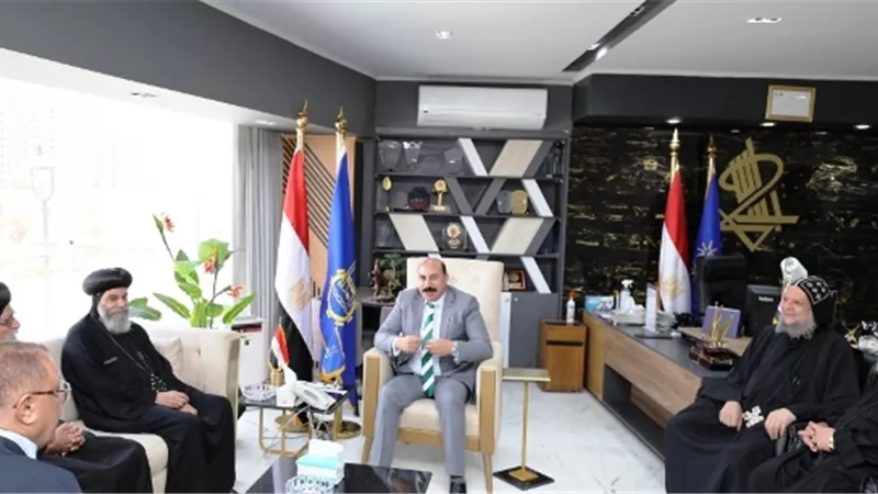 وفد الكنيسة الأرثوذكسية يقدم تهنئة لمحافظ أسوان بمناسبة عيد الفطر