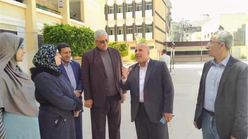 وكيل تعليم دميـاط يتابع إستعدادات المدارس لإمتحانات آخر العام
