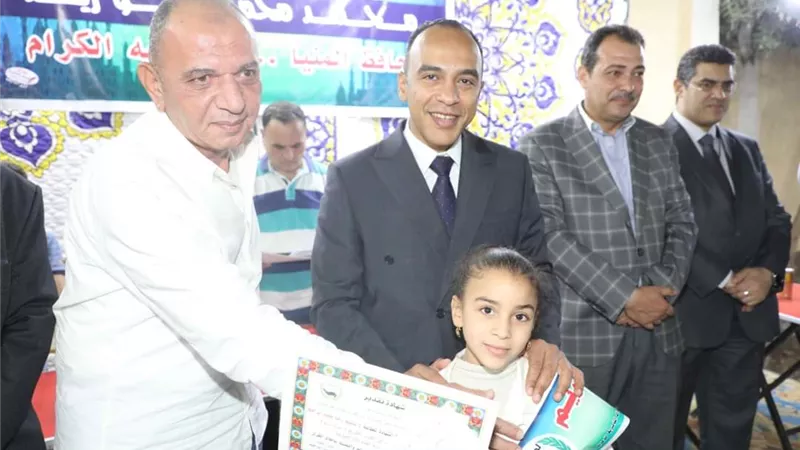 نائب محافظ المنيا يكرم حفظة القرآن الكريم بقرية الناصرية